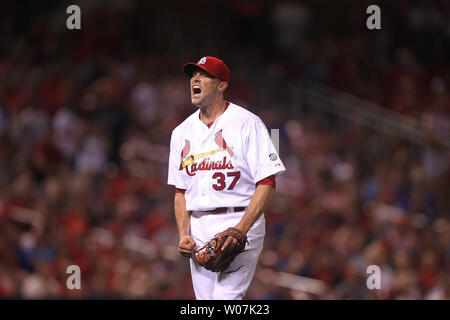 Cardinals de Saint-Louis cruche Matt Belisie émet un cri après avoir obtenu les Chicago Cubs Starlin Castro à la masse, mettant fin à la huitième manche au Busch Stadium de Saint-Louis le 4 mai 2015. Saint Louis a gagné le match 10-9. Photo de Bill Greenblatt/UPI Banque D'Images