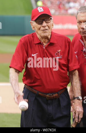 Arnold Vouga lance une première balle de cérémonie pour célébrer son 107e anniversaire avant le Detroit Tigers - St. Louis Cardinals match de baseball à Busch Stadium à St Louis le 15 mai 2015.Arnold remebers participants jeu 4 de la Série mondiale 1926 le 6 octobre 1926 lorsque l'Cardinas joué les Yankees de New York. Ce jeu était connu pour Babe Ruth prédisant qu'il allait frapper un home run pour un enfant à l'hôpital nommé Jonny Sylvester, ce qu'il a fait. Photo de Bill Greenblatt/UPI Banque D'Images