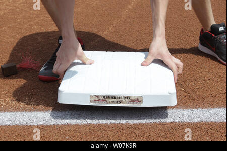Un membre d'équipage Stade Busch installe une base avec le Memorial Day logo sur le côté avant de l'Arizona Diamondbacks -St. Louis Cardinals match de baseball à Busch Stadium à St Louis le 25 mai 2015. Photo de Bill Greenblatt/UPI Banque D'Images
