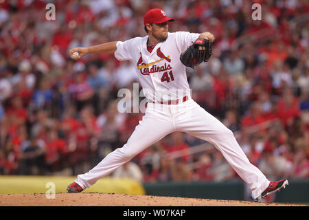 Cardinals de Saint-Louis le lanceur partant John Lackey fournit un emplacement pour les Dodgers de Los Angeles dans la deuxième manche au Busch Stadium de Saint-Louis le 29 mai 2015. Photo de Bill Greenblatt/UPI Banque D'Images