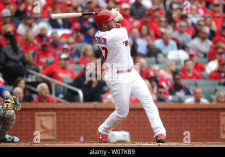 Cardinals de Saint-Louis Jhonny Peralta balançoires frapper un home run run deux en première manche contre les Dodgers de Los Angeles au Busch Stadium de Saint-Louis le 31 mai 2015. Photo de Bill Greenblatt/UPI Banque D'Images