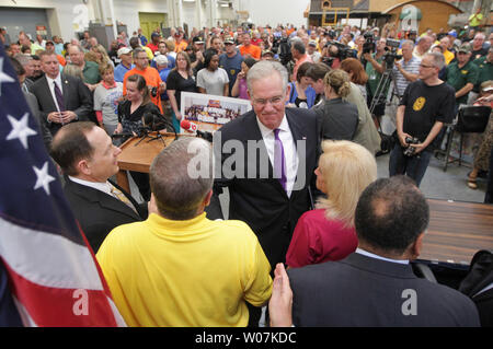 Le Gouverneur du Missouri, Jay Nixon les législateurs et les fonctionnaires de l'Union accueille après son veto House Bill 116, à St Louis le 4 juin 2015. Nixon dit si le projet de loi est adopté, il permettrait d'abaisser les salaires, pincez les familles de la classe moyenne, et sous réserve d'entreprises responsabilité civile illimitée et criminel. Photo de Bill Greenblatt/UPI Banque D'Images