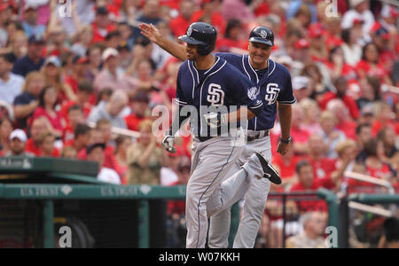 Le lanceur partant des Padres de San Padres Tyson Ross sourit dans son abri après le passage de l'entraîneur de troisième Glenn Hoffman, après avoir frappé un coup de circuit en solo contre les Cardinals de Saint-Louis dans la cinquième manche au Busch Stadium de Saint-Louis le 2 juillet 2015. San Diego a battu St Louis 5-3 en 11 manches. Photo de Bill Greenblatt/UPI Banque D'Images