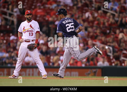 Cardinals de Saint-Louis de troisième but Matt Carpenter observe alors que San Diego Padres s Venable circles les bases après deux home run run dans la manche 11 au Busch Stadium de Saint-Louis le 2 juillet 2015. San Diego a gagné le match 5-3 en 11 manches. Photo de Bill Greenblatt/UPI Banque D'Images