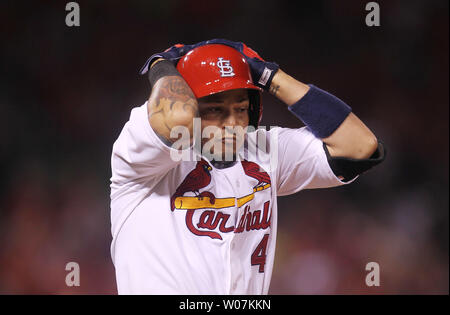 Cardinals de Saint-Louis Yadier Molina s'empare de son casque dans le dégoût après avoir raccordé à la terre avec un homme sur la base contre theSan Diego Padres dans la septième manche au Busch Stadium de Saint-Louis le 2 juillet 2015. San Diego a battu St Louis 5-3 en 11 manches. Photo de Bill Greenblatt/UPI Banque D'Images