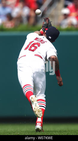 Cardinals de Saint-Louis Kolten Wong quitte ses pieds pour attraper une balle sur la batte de San Diego Padres Yonder Alonso à la troisième manche au Busch Stadium de Saint-Louis le 5 juillet 2015. Saint Louis a gagné le match 3-1. Photo de Bill Greenblatt/UPI Banque D'Images