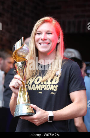 Lori Chalupny, membre de la FIFA 2015 la Coupe du Monde féminine championnat équipe affiche le trophée de championnat à St Louis Le 27 juillet 2015. Chalupny était sur place lors de l'annonce que les États-Unis de l'équipe nationale masculine jouera son premier match de qualification pour la Coupe du Monde FIFA 2018 à Busch Stadium à Saint Louis, Missouri. Le match sera joué le 13 novembre 2015 contre le gagnant de la troisième ronde match de qualification entre St Vincent et les Grenadines et Aruba. Photo de Bill Greenblatt/UPI Banque D'Images