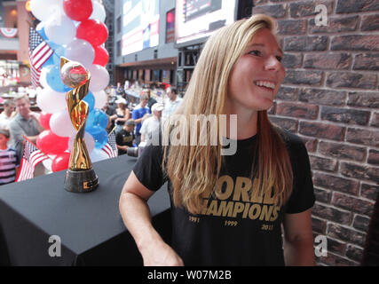 Lori Chalupny, membre de la FIFA 2015 la Coupe du Monde féminine championnat équipe parle avec les journalistes avec le trophée de championnat à proximité de Saint-Louis Le 27 juillet 2015. Chalupny était sur place lors de l'annonce que les États-Unis de l'équipe nationale masculine jouera son premier match de qualification pour la Coupe du Monde FIFA 2018 à Busch Stadium à Saint Louis, Missouri. Le match sera joué le 13 novembre 2015 contre le gagnant de la troisième ronde match de qualification entre St Vincent et les Grenadines et Aruba. Photo de Bill Greenblatt/UPI Banque D'Images