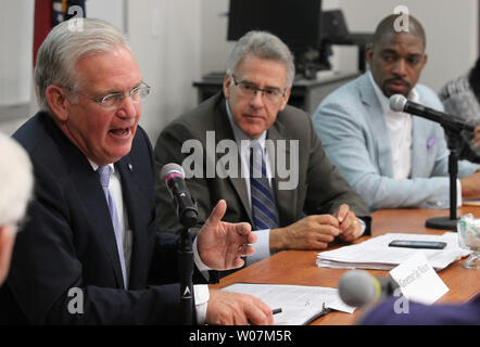 Le Gouverneur du Missouri, Jay Nixon rend son discours aux membres de la Commission en tant que coprésidents Ferguson Rev. Starsky Wilson (R) et en écouter McClure riche à St Louis Community College de Ferguson, Missouri, le 7 août 2015. Nixon s'est rendu avec la commission d'entendre leur rapport et remercie les membres pour leur travail. La commission a été créée par le gouverneur d'étudier les questions soulevées par les événements l'année dernière à Ferguson et formuler des recommandations de politiques par le 15 septembre 2015. Il s'agit de la 15e session de la commission. Photo de Bill Greenblatt/UPI Banque D'Images