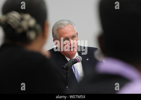 Le Gouverneur du Missouri, Jay Nixon rend son discours aux membres de la Commission Ferguson à St Louis Community College de Ferguson, Missouri, le 7 août 2015. Nixon s'est rendu avec la commission d'entendre leur rapport et remercie les membres pour leur travail. La commission a été créée par le gouverneur d'étudier les questions soulevées par les événements l'année dernière à Ferguson et formuler des recommandations de politiques par le 15 septembre 2015. Il s'agit de la 15e session de la commission. Photo de Bill Greenblatt/UPI Banque D'Images