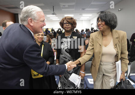 Le Gouverneur du Missouri, Jay Nixon dit bonjour à l'autre des leaders politiques avant d'accepter les recommandations de la Commission Ferguson sur le changement au florissant, Missouri, le 14 septembre 2015. La Commission Ferguson a été assemblé par le gouverneur en novembre dernier afin de discuter et de recommander des changements à la suite des violences et des pillages qui s'est produite dans la région de Ferguson, Missouri après la mort de Michael Brown par white Ferguson agent de police Darren Wilson. Photo de Bill Greenblatt/UPI Banque D'Images