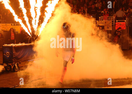 Saint Louis Rams Janoris Jenkins s'exécute à travers la fumée et le feu avant le début d'un match contre les Browns de Cleveland à l'Edward Jones Dome à St Louis le 25 octobre 2015. Photo de Bill Greenblatt/UPI Banque D'Images