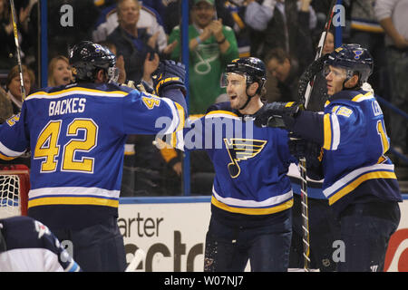 Saint Louis Blues Kevin Shattenkirk (C) et Jori Lehtera (R) félicite David Backes sur sa première période but contre les Jets de Winnipeg au Scottrade Center à St Louis le 16 novembre 2015. Photo de Bill Greenblatt/UPI Banque D'Images