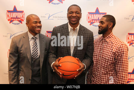 Anciens joueurs de basket-ball NBA (L à R) Corey Maggette, Theophalus Ratliff et Larry Hughes posent pour des photos au cours de l'annonce de la Ligue des Champions lors d'une conférence de presse à Chaifetz Arena à St Louis le 17 novembre 2015. Ligue des Champions de basket-ball NBA sera immédiatement après leur retraite et comprendra toutes les Stars comme joueurs et le Temple de la renommée en tant que gestionnaires et les entraîneurs. Un jeu d'inauguration aura lieu à St Louis Le 29 janvier 2016. Photo de Bill Greenblatt/UPI Banque D'Images