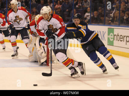 Vladimir Tarasenko Blues de Saint-Louis de la Russie essaie de ralentir Florida Panthers Aleksander Barkov de Finlande dans la deuxième période à la Scottrade Center à St Louis le 1 décembre 2015. Floride St. Louis défait 4-1. Photo de Bill Greenblatt/UPI Banque D'Images