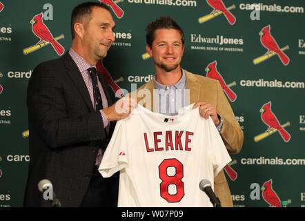 Cardinals de Saint-Louis Directeur général John Mozeliak présente la nouvelle cruche Mike Leake au Busch Stadium de Saint-Louis le 22 décembre 2015. Photo de Bill Greenblatt/UPI Banque D'Images