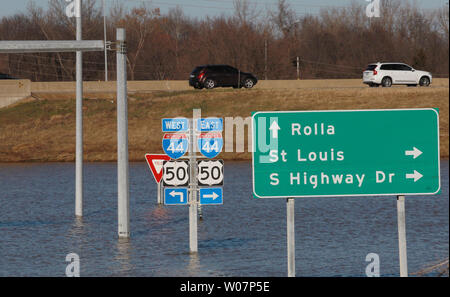 Les flux de trafic librement sur l'Interstate Highway 44 que plusieurs panneaux de circulation sont encore submurged dans l'eau d'inondation de la rivière Meramec à Valley Park New York le 1er janvier 2016. L'inondation à partir de trois jours de pluie ont nécessité, les fermetures de route et quinze décès. Photo de Bill Greenblatt/UPI Banque D'Images