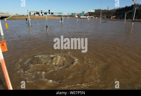 Des bidons d'eau inondée sur la route 141 près de l'autoroute Interstate 44 à Valley Park, New York le 1 janvier 2016. L'inondation à partir de trois jours de pluie ont nécessité, les fermetures de route et quinze décès. Photo de Bill Greenblatt/UPI Banque D'Images