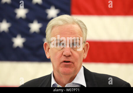 Le Gouverneur du Missouri, Jay Nixon annonce l'État du Missouri vous aidera pour l'enlèvement des débris à la suite d'inondations dans la région de Saint-Louis à travers l'opération Récupération," à St Louis le 6 janvier 2016. Les dommages les plus graves de l'inondation survenue dans la région de Saint-Louis où des communautés fortement peuplées, dont plusieurs n'avaient jamais été inondées, ont été inondées par les eaux de crue de la bourbeuse, Meramec et du fleuve Mississippi. Nixon déclare que, sur la base de données géospatiales des surfaces inondées, environ 7 100 structures ont été touchés à Franklin, Jefferson, Saint Charles, et St. Banque D'Images