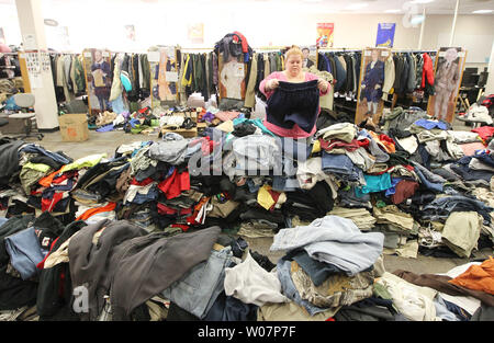 Amy travailleur Endicott vêtements plis dans la bibliothèque à Fox High School à Arnold, New York le 6 janvier 2016. La bibliothèque est devenue un point de distribution principal pour des fournitures pour les personnes touchées par les inondations. Les dommages les plus graves de l'inondation survenue dans la région de Saint-Louis où des communautés fortement peuplées, dont plusieurs n'avaient jamais été inondées, ont été inondées par les eaux de crue de la bourbeuse, Meramec et du fleuve Mississippi. Le Gouverneur du Missouri, Jay Nixon déclare que, sur la base de données géospatiales des surfaces inondées, environ 7 100 structures ont été touchés à Franklin, Jefferson Banque D'Images