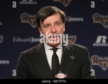 Saint Louis Rams propriétaire Stan Kronke parle avec les journalistes au cours d'une conférence de presse au centre de formation de l'équipe à Earth City, Missouri dans cette photo le 17 janvier 2012. Kronke, qui a des plans de déplacement des Rams de Los Angeles, a présenté un document de 29 pages à la NFL qu'slams Saint Louis en disant que la ville ne peut prendre en charge trois équipes de sport professionnel. Le maire de St Louis Francis Slay a écrit une lettre au commissaire de la Ligue nationale de Fottball Roger Goodell indiquant Kronke a plusieurs inexactitudes et des fausses représentations de Saint Louis. Photo de Bill Greenblatt/UPI Banque D'Images