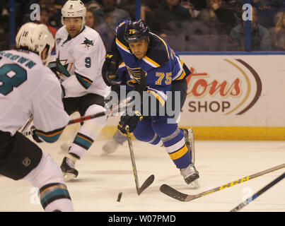 Blues de St-Louis Ryan Reeves obtient son bâton sur la rondelle dans la circulation contre les Sharks de San Jose dans la première période à la Scottrade Center à St Louis le 22 février 2016. San Jose a gagné le match 6-3. Photo de Bill Greenblatt/UPI Banque D'Images