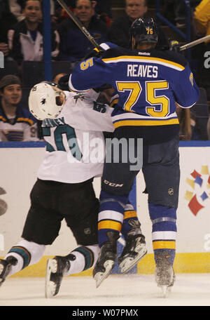 Blues de St-Louis Ryan Reeves niveaux San Jose Sharks Chris Tierney avec un coude dans la première période à la Scottrade Center à St Louis le 22 février 2016. San Jose a battu St Louis 6-3. Photo de Bill Greenblatt/UPI Banque D'Images