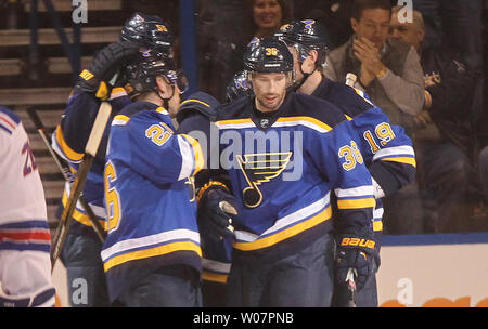 Saint Louis Blues Troy Brouwer (36) est félicité après avoir marqué un but en deuxième période contre les Rangers de New York au Scottrade Center à St Louis le 25 février 2016. Photo de Bill Greenblatt/UPI Banque D'Images