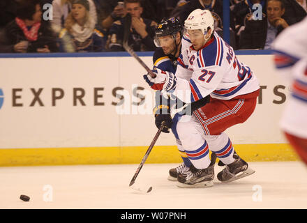 Saint Louis Blues Troy Brouwer tente d'obtenir le palet contre Rangers de New York, Ryan McDonagh dans la première période à la Scottrade Center à St Louis le 25 février 2016. New York a gagné le match 2-1. Photo de Bill Greenblatt/UPI Banque D'Images