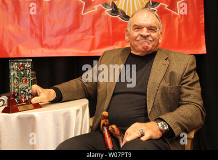 Ancienne église Saint-louis Cardinals Football player et membre du Pro Football Hall of Fame Dan Dierdorf est illustré avec son prix pendant les légendes de saint Louis à Frontenac dîner Football, New York le 11 mars 2016. Photo de Bill Greenblatt/UPI Banque D'Images