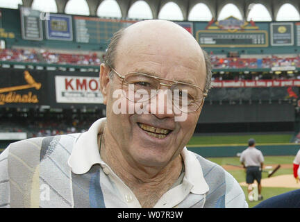 Ancien joueur canadien de basket-ball et de radiodiffuseur Joe Garagiola, indiquées dans ce fichier Mai 2003 photo, est décédé à l'âge de 90 à Phoenix le 23 mars 2016. Garagiola était un catcher pendant neuf saisons avec les Cardinals de Saint-Louis, les Pirates de Pittsburgh, les Cubs de Chicago et les Giants de New York. Photo de Bill Greenblatt/UPI/FICHIERS Banque D'Images