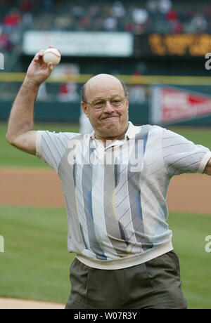 Ancien joueur canadien de basket-ball et de radiodiffuseur Joe Garagiola, indiquées dans ce fichier Mai 2003 photo, est décédé à l'âge de 90 à Phoenix le 23 mars 2016. Garagiola était un catcher pendant neuf saisons avec les Cardinals de Saint-Louis, les Pirates de Pittsburgh, les Cubs de Chicago et les Giants de New York. Photo de Bill Greenblatt/UPI/FICHIERS Banque D'Images