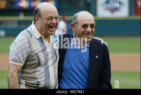 Ancien joueur canadien de basket-ball et de radiodiffuseur Joe Garagiola, indiquées dans ce 31 mai 2003 dossier photo, ami d'enfance avec la fin de la renommée du baseball Yogi Berra membre, est décédé à l'âge de 90 à Phoenix le 23 mars 2016. Garagiola était un catcher pendant neuf saisons avec les Cardinals de Saint-Louis, les Pirates de Pittsburgh, les Cubs de Chicago et les Giants de New York. Photo de Bill Greenblatt/UPI/FICHIERS Banque D'Images