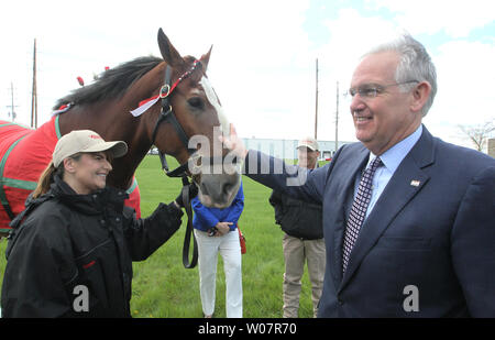 Le Gouverneur du Missouri, Jay Nixon dit bonjour à un clydesdale et visiter le nouvel Anheuser Busch contenant de métal Corporation usine à Arnold, Missouri, le 8 avril 2016. Nixon était présent à la filiale d'Anheuser-Busch, contenant de métal Corp. (MCC), d'annoncer l'ouverture d'une deuxième ligne de bouteille d'aluminium à ses installations. Cette dernière plus de 160 millions de dollars marque l'achèvement de la plus grande entreprise d'expansion de 280 millions de dollars pour augmenter la production de bouteille d'aluminium, qui a abouti à la création de 150 nouveaux postes au cours des trois dernières années. Photo de Bill Greenblatt/UPI Banque D'Images