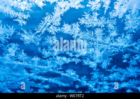 Résumé des cristaux de glace bleue sur fond de verre Banque D'Images