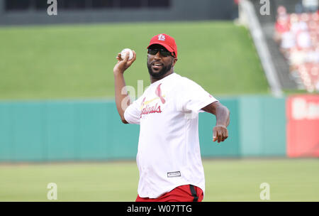 Talk show host Rickey Smiley revient en arrière pour jeter une première cérémonie terrain avant le Marlins-St de Miami. Louis Cardinals match de baseball à Busch Stadium à St Louis le 15 juillet 2016. Photo de Bill Greenblatt/UPI Banque D'Images