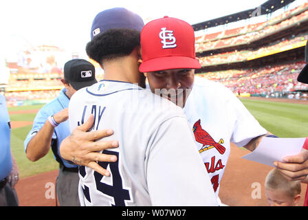 San Diego Padres Jon Jay et Saint Louis Cardinals Yadier Molina enbrace lineup au cours de l'échange de carte de jeu avant d'un en-tête deux double au Busch Stadium de Saint-Louis le 20 juillet 2016. Jay a passé cinq ans en tant que membre de l'équipe de la Molina dans centerfield. Photo de Bill Greenblatt/UPI Banque D'Images