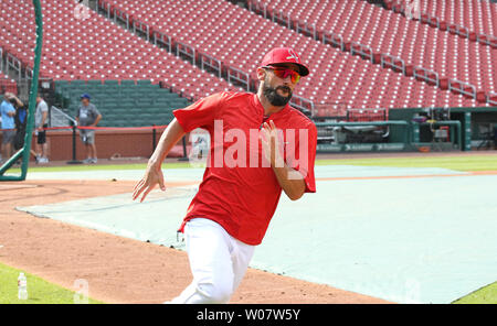Cardinals de Saint-Louis Matt Carpenter exécute les bases avant un match contre les Dodgers de Los Angeles au Busch Stadium de Saint-Louis le 24 juillet 2016. Carpenter, qui est sur la liste des personnes handicapées, s'est blessé à la droite, oblique, le 6 juillet 2016 l'obligeant à manquer le match des étoiles. Photo de Bill Greenblatt/UPI Banque D'Images