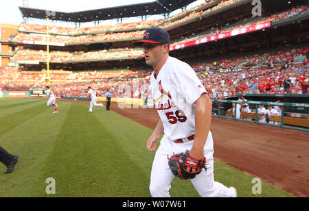 Cardinals de Saint-Louis le lanceur partant Mike Mayers prend sur le terrain pour ses débuts en ligue majeure contre les Dodgers de Los Angeles au Busch Stadium de Saint-Louis le 24 juillet 2016. Photo de Bill Greenblatt/UPI Banque D'Images