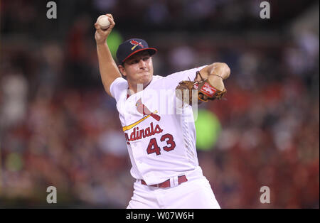 Cardinals de Saint-Louis pitcher Seth Maness fournit un emplacement pour les Dodgers de Los Angeles dans la cinquième manche au Busch Stadium de Saint-Louis le 24 juillet 2016. Photo de Bill Greenblatt/UPI Banque D'Images