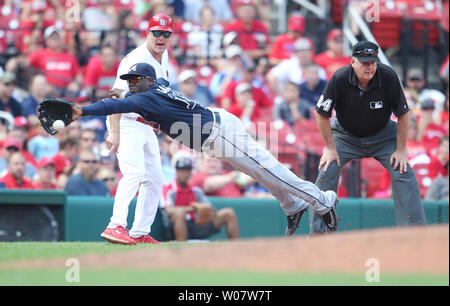 Saison 2001 de troisième but Adonis Garcia plonge pour arrêter une balle de baseball lancée par le joueur de champ droit Nick Markakis qui cherchent à obtenir des Cardinals de Saint-Louis Kolten Wong dans la cinquième manche au Busch Stadium de Saint-Louis le 7 août 2016. Photo de Bill Greenblatt/UPI Banque D'Images