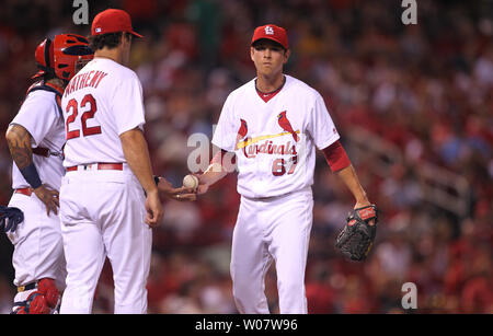 Cardinals de Saint-Louis Matt Bowman mains le base-ball au manager Mike Matheny après l'abandon de trois points pour les Reds de Cincinnati dans la huitième manche au Busch Stadium de Saint-Louis le 9 août 2016. Photo de Bill Greenblatt/UPI Banque D'Images