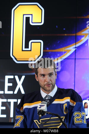 Saint Louis Blues Alex Pietrangelo répond aux journalistes après qu'il a été nommé le 21e capitaine de l'équipe des Blues de Saint-Louis au Scottrade Center à St Louis le 25 août 2016. Photo de Bill Greenblatt/UPI Banque D'Images