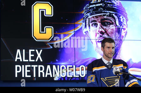Saint Louis Blues Alex Pietrangelo répond aux journalistes après qu'il a été nommé le 21e capitaine de l'équipe des Blues de Saint-Louis au Scottrade Center à St Louis le 25 août 2016. Photo de Bill Greenblatt/UPI Banque D'Images