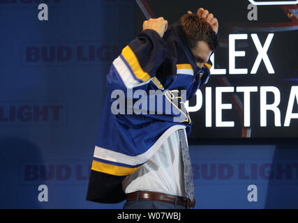 Saint Louis Blues Alex Pietrangelo glisse dans son nouveau chandail après qu'il a été nommé le 21e capitaine de l'équipe des Blues de Saint-Louis au Scottrade Center à St Louis le 25 août 2016. Photo de Bill Greenblatt/UPI Banque D'Images