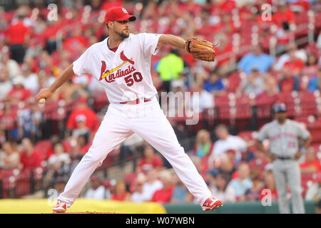 Cardinals de Saint-Louis le lanceur partant Adam Wainwright offre un emplacement pour les Mets de New York dans la deuxième manche au Busch Stadium de Saint-Louis le 25 août 2016. Photo de Bill Greenblatt/UPI Banque D'Images