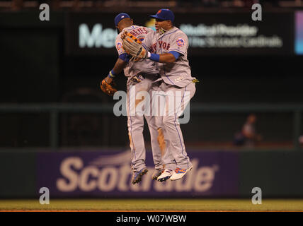 Mets de New York Jose Reyes (L) et Caspedes Yoenis célèbrent leur victoire de 10-6 sur les Cardinals de Saint-Louis au Busch Stadium de Saint-Louis le 25 août 2016. Photo de Bill Greenblatt/UPI Banque D'Images