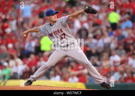 Mets de New York le lanceur partant Seth Lugo offre un pitch au Cardinals de Saint-Louis dans la deuxième manche au Busch Stadium de Saint-Louis le 25 août 2016. Photo de Bill Greenblatt/UPI Banque D'Images