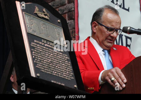 Le nouveau membre de la St. Louis Cardinals Hall of Fame ancien gérant Joe Torre, s'arrête au cours de son discours d'intronisation à St Louis Le 27 août 2016. Également été intronisé sont d'anciens pitcher Chris Carpenter, fin St. Louis Cardinals outfielder Terry Moore et la fin des Cardinals de Saint-Louis, Sam Breadon propriétaire 1920-1947. Photo de Bill Greenblatt/UPI Banque D'Images
