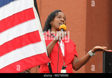 Ex-Jackie-Joyner Kersee metalist or Olympique porteur adresses avant le début de la 7e édition de Cardinaux Care 6K tourner au Busch Stadium de Saint-Louis le 18 septembre 2016. Photo de Bill Greenblatt/UPI Banque D'Images